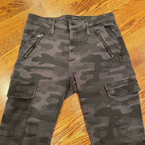Mid rise skinny cargo gray stretchy pant. - Picture 1 of 4